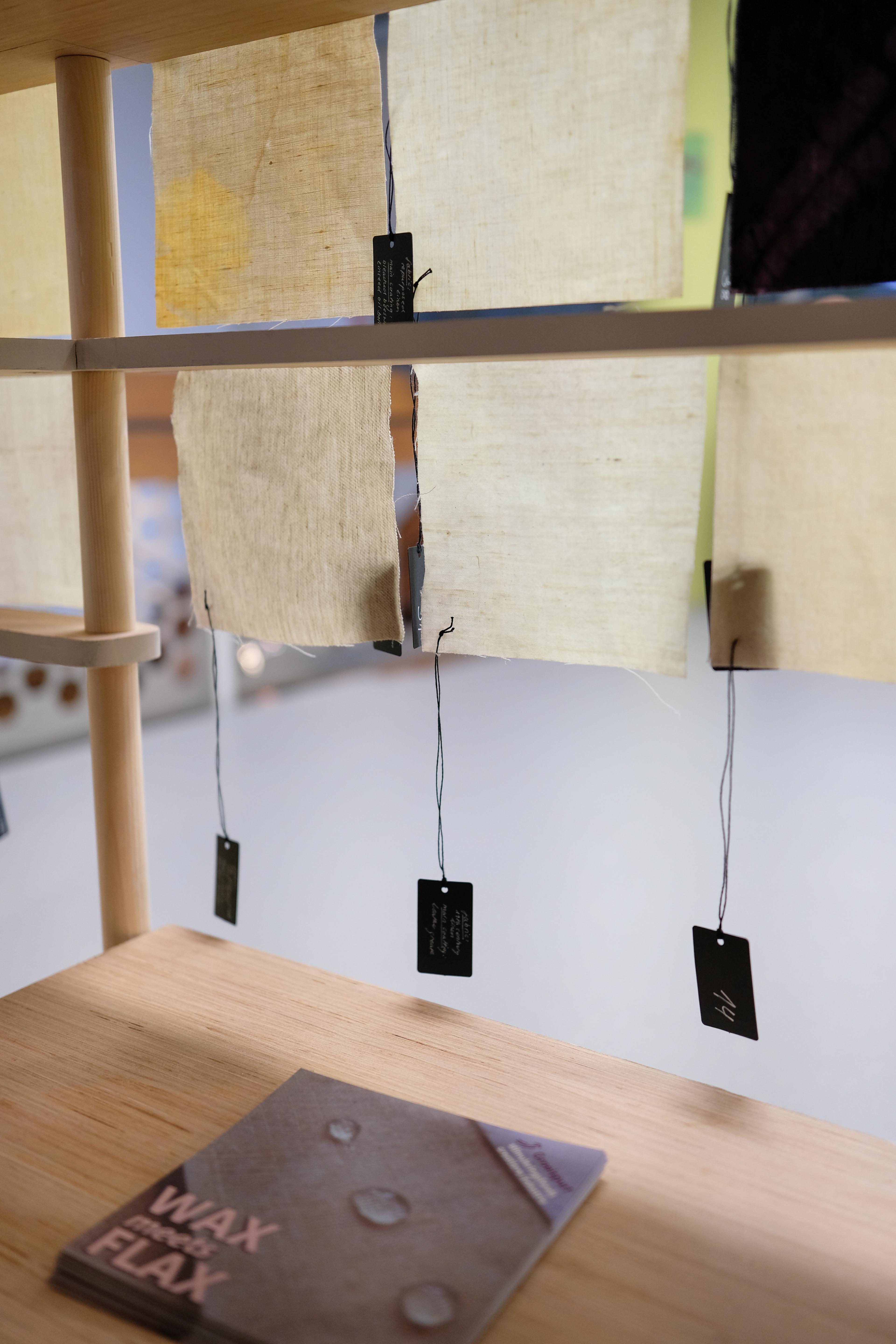 Een beeld waarin nog de onbewerkte samples te zien zijn, hangend aan een houten stellage.