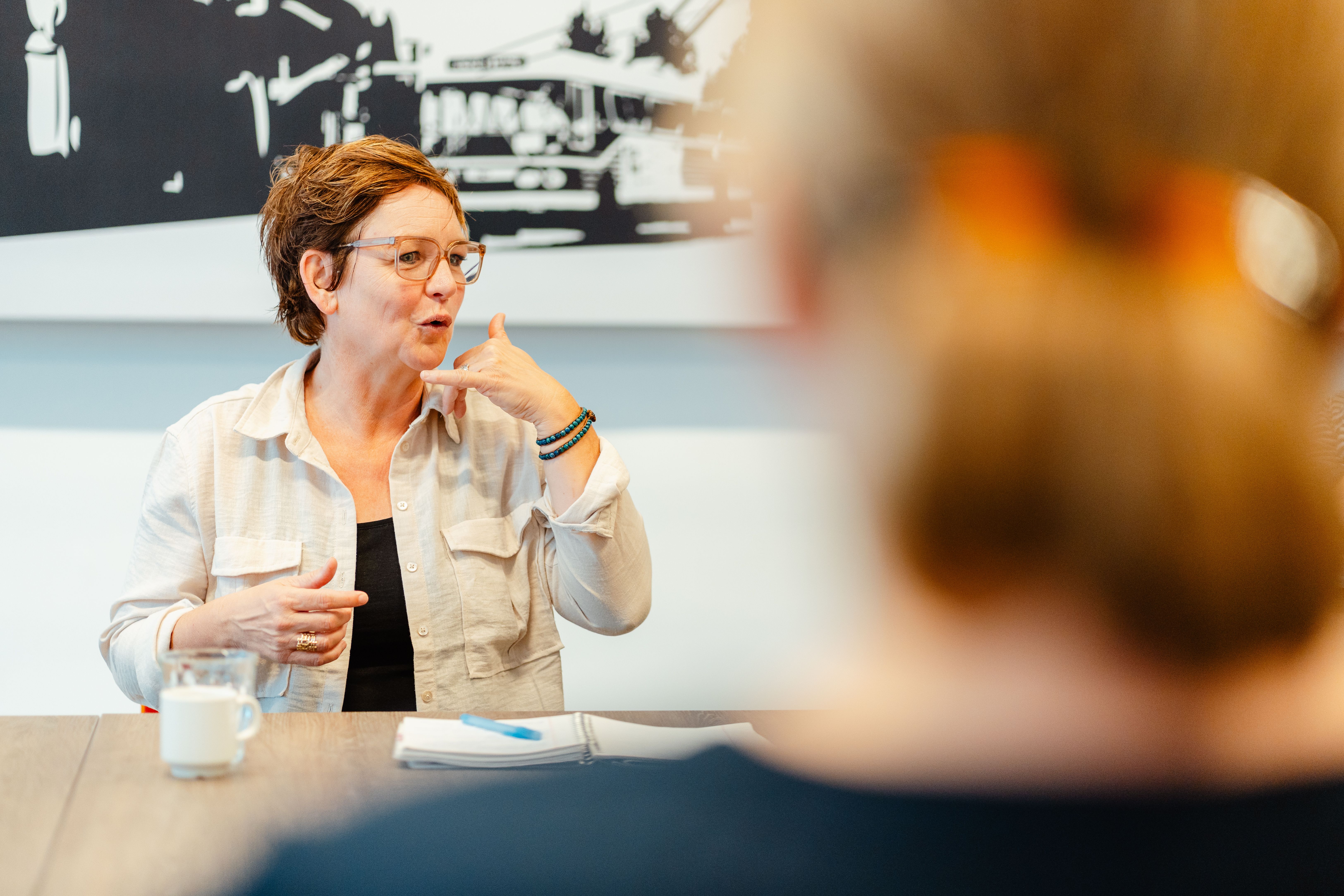Afbeelding van een docent gebarentaal tijdens een workshop van Cultuur Academy