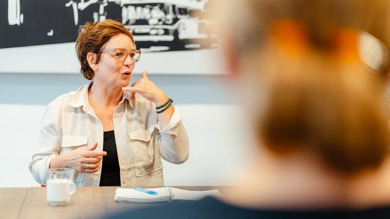 Afbeelding van een docent gebarentaal tijdens een workshop van Cultuur Academy
