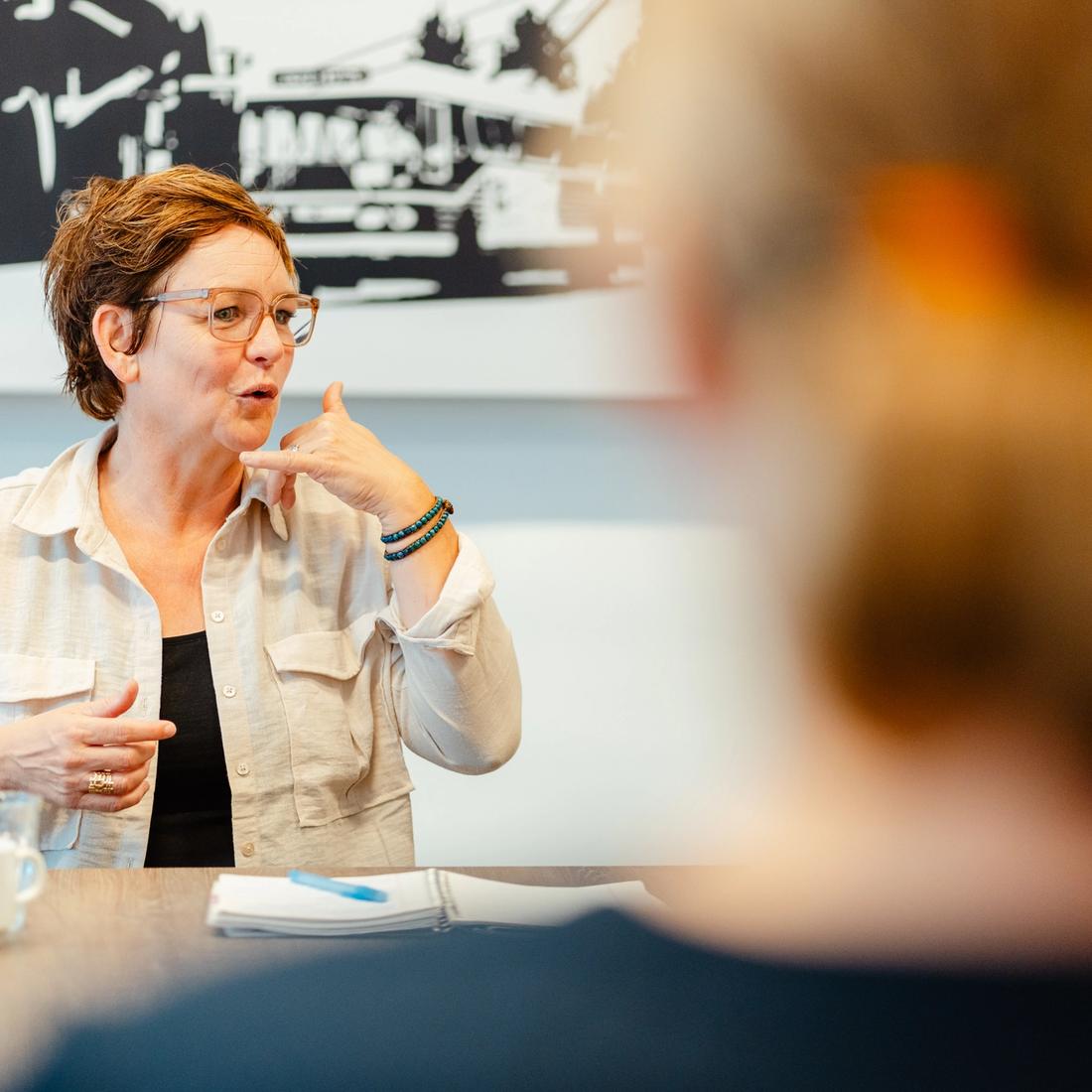 Image of a sign language teacher during a workshop of Cultuur Academy