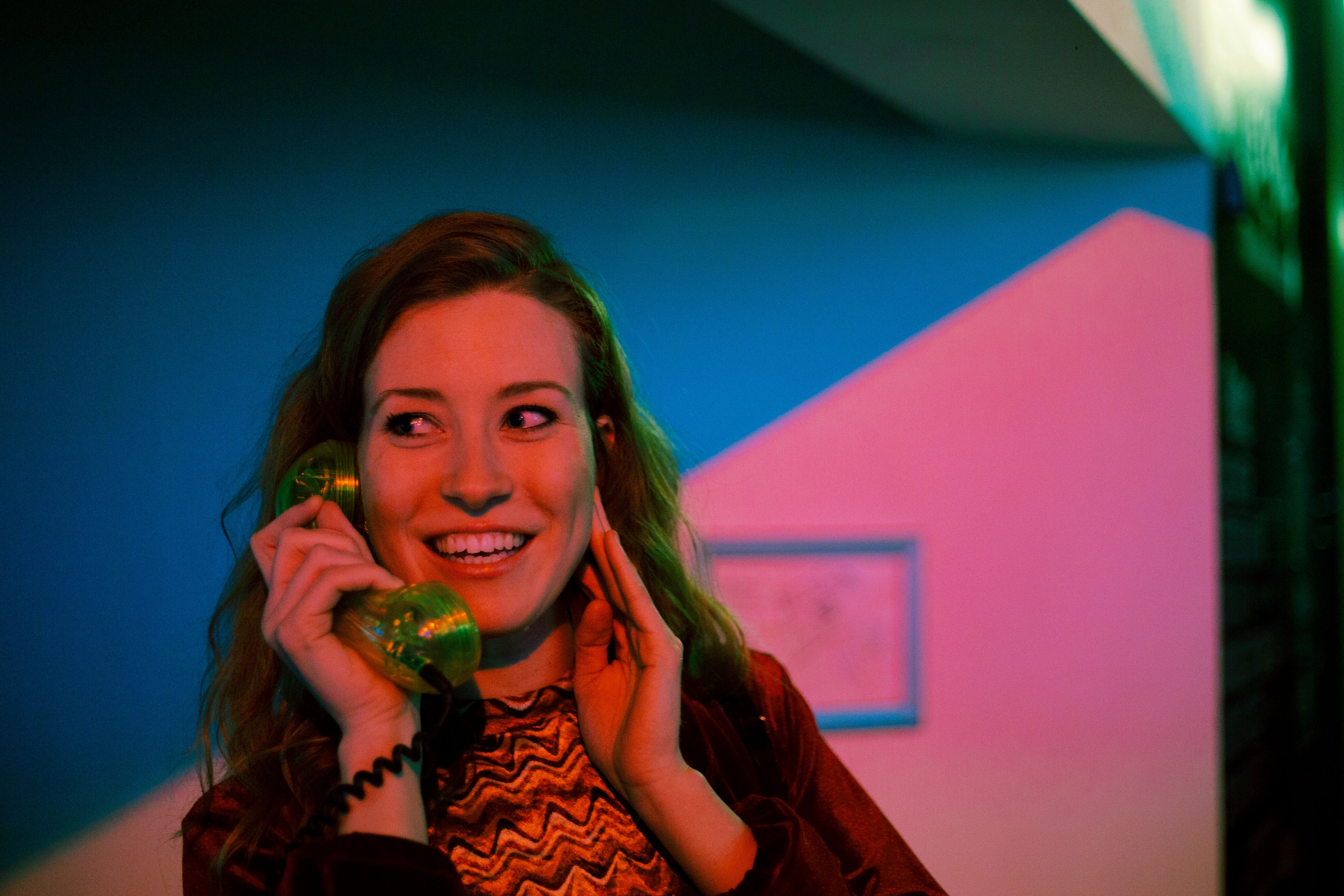 Foto van vrouw, luisterend naar een ouderwetse telefoon