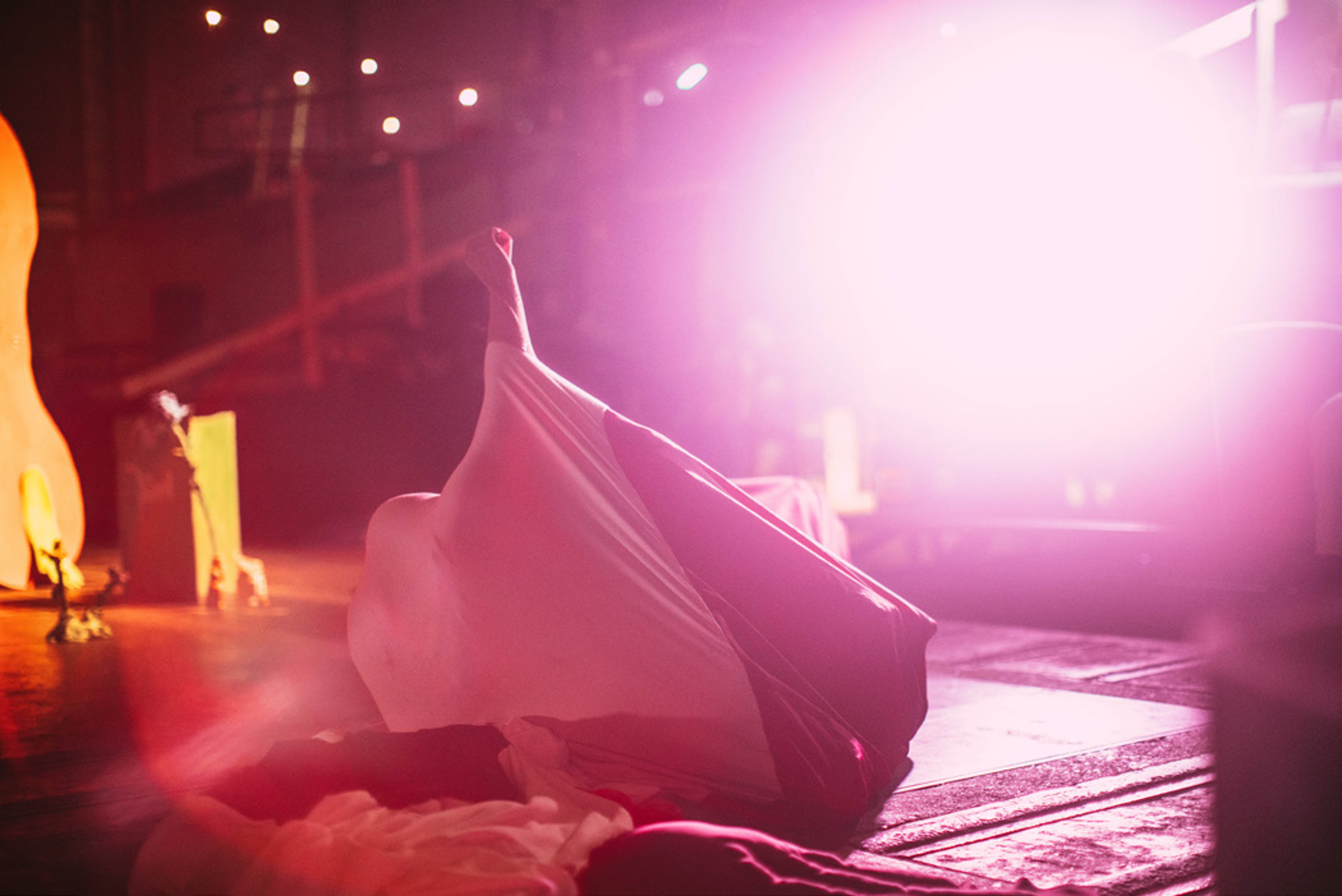 Een performer beweegt in de schijnwerpers