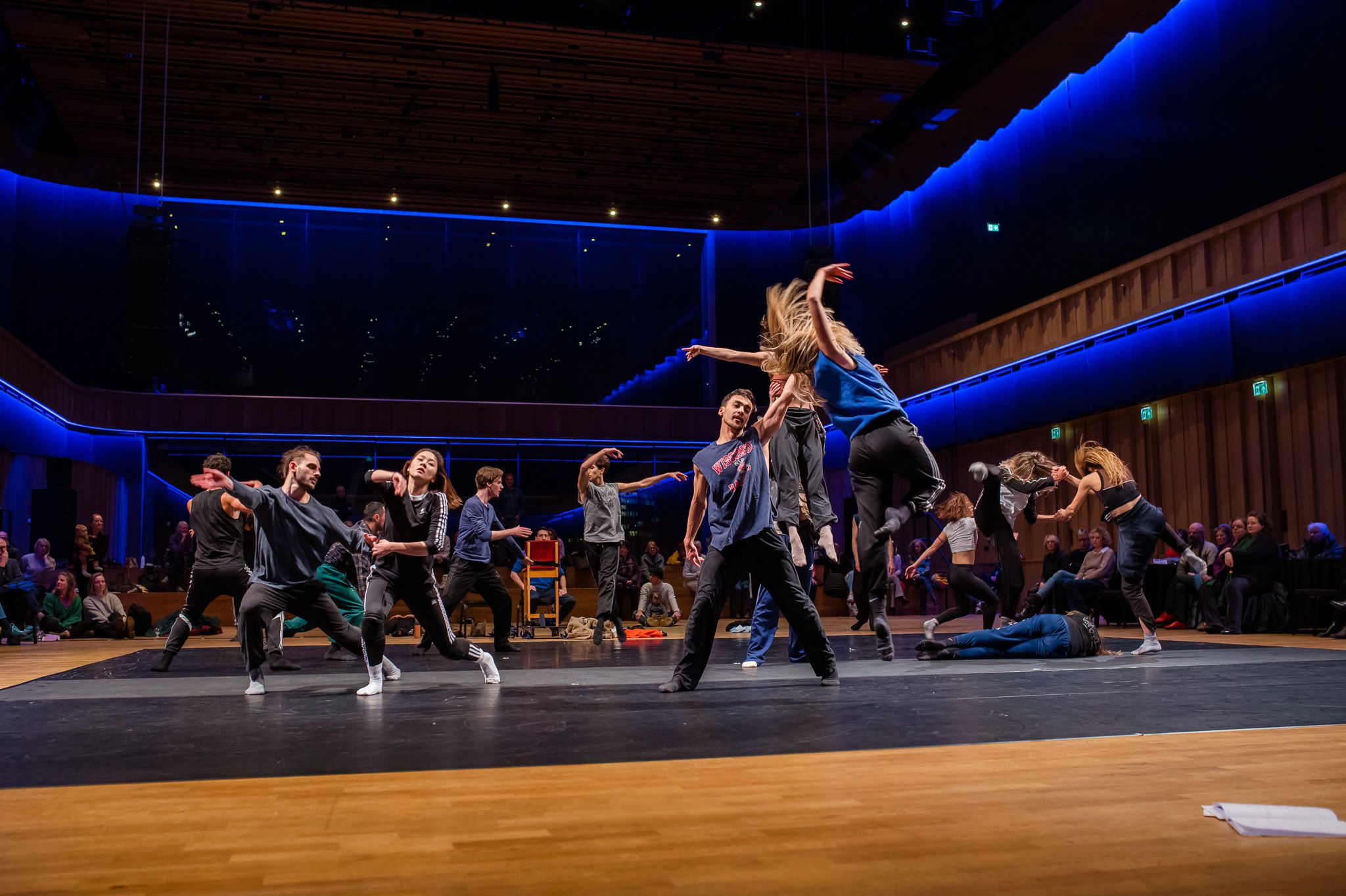 Dansers op een podium.