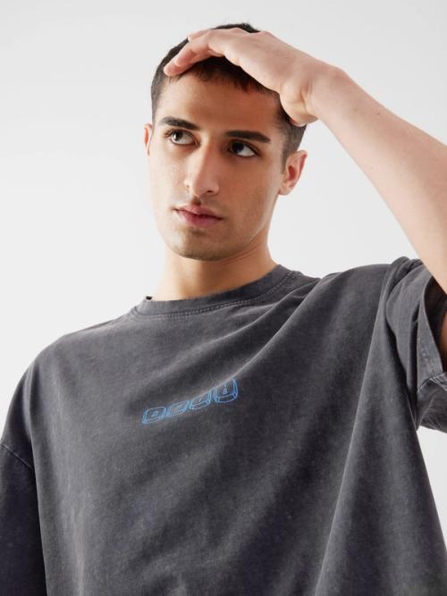 T-shirt on-model close-up portrait photography — menswear GoPackshot