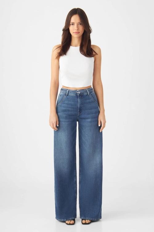 Jeans on-model studio photography — womenswear ecommerce GoPackshot