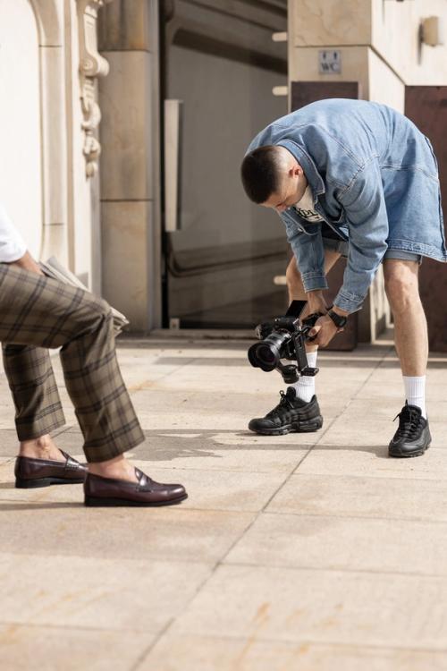 Behind the scenes outdoor shoe photography with photographer — GoPackshot