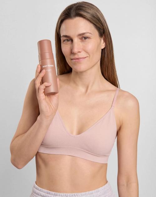 Body care spray on-model beauty photography in studio — GoPackshot studio