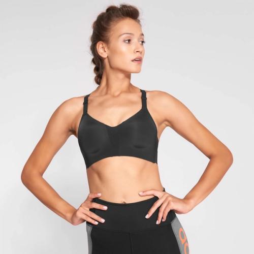 Sports bra and leggings on-model full body — activewear GoPackshot studio