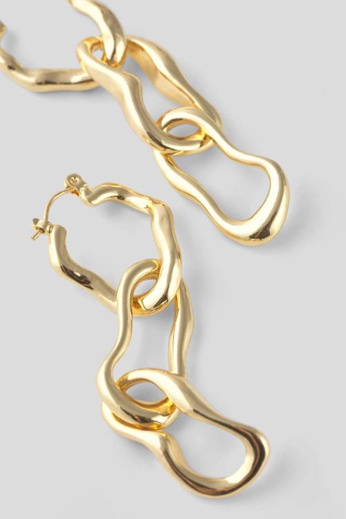 Earrings macro showing sculptural chain links — jewellery photography GoPackshot