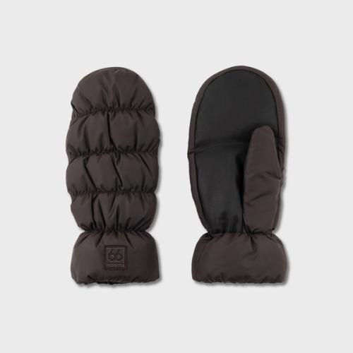 Gloves packshot front and back view for ecommerce catalog