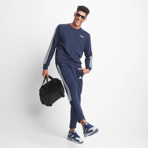 Duffle bag on-model lifestyle photography — GoPackshot studio