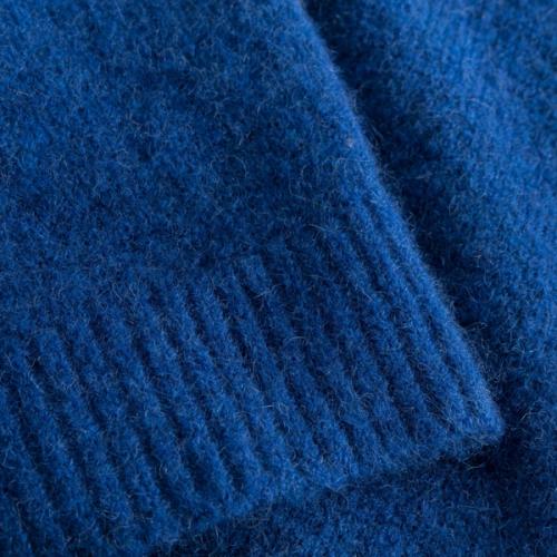 Sweater ribbed cuff detail close-up photography — womenswear ecommerce GoPackshot