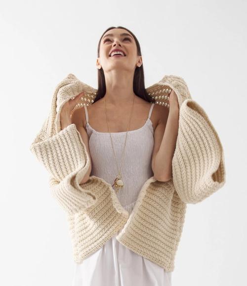 Cardigan on-model photography in studio — womenswear ecommerce GoPackshot