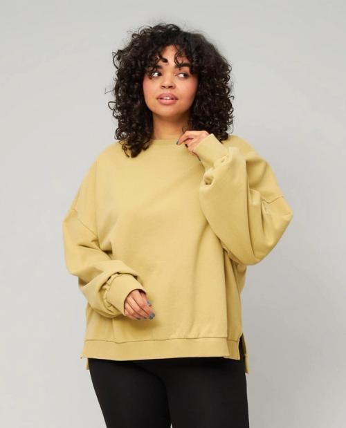 Sweater on-model photography in studio — womenswear ecommerce GoPackshot