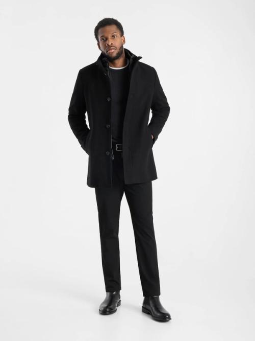 Coat on-model full-body photography in studio — menswear GoPackshot