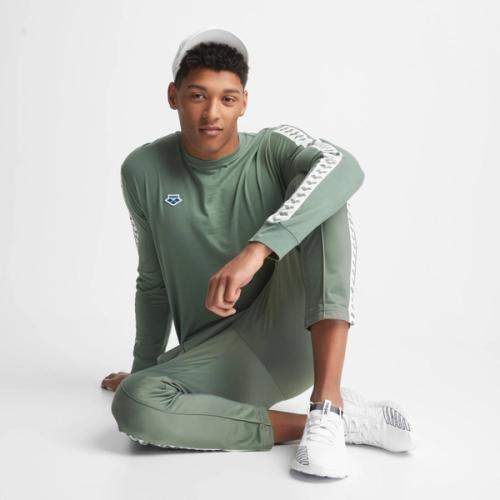 Hoodie on-model lifestyle photography in studio — menswear GoPackshot