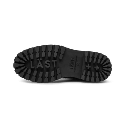 Boot sole tread pattern bottom view on white background — GoPackshot studio