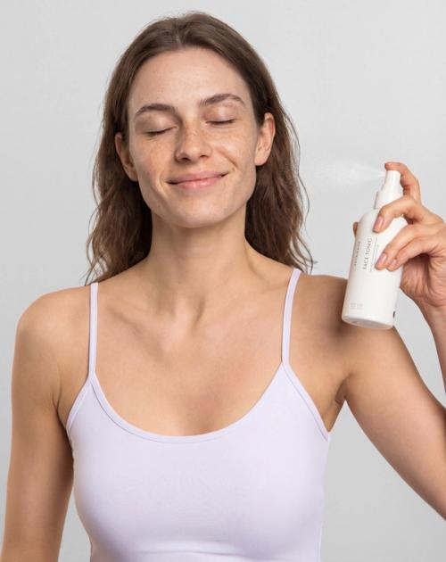 Facial toner mist on-model beauty photography in studio — GoPackshot studio