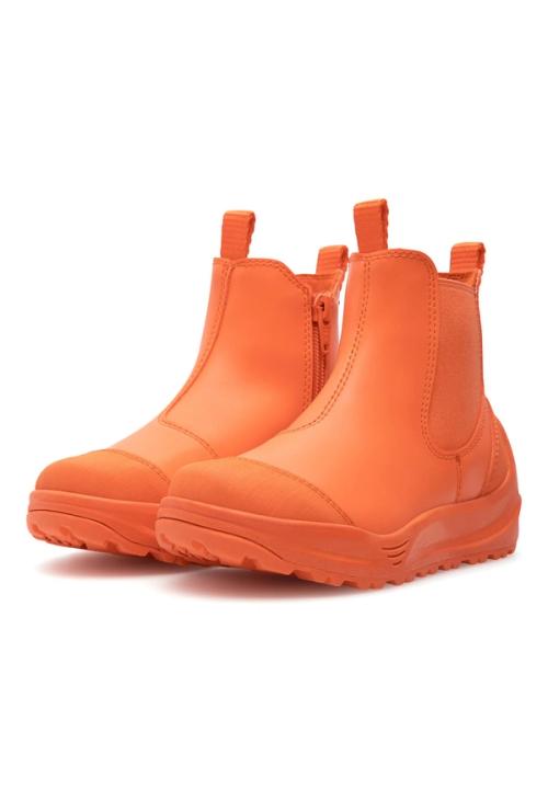 Chelsea boot pair packshot on white background — ecommerce photography GoPackshot