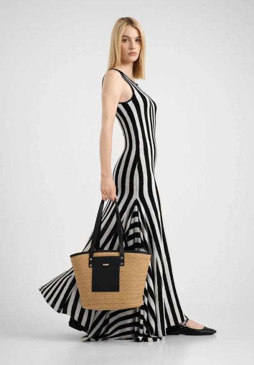 Tote bag on-model lifestyle photography — GoPackshot studio