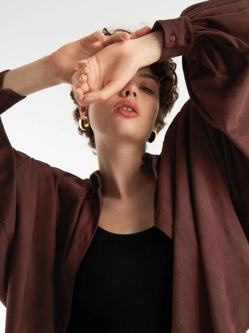 Shirt on-model artistic photography in studio — womenswear ecommerce GoPackshot