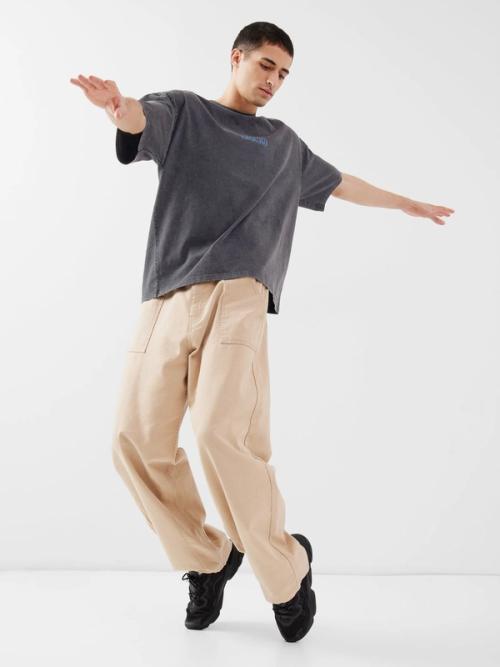 T-shirt on-model dynamic pose photography — menswear ecommerce GoPackshot