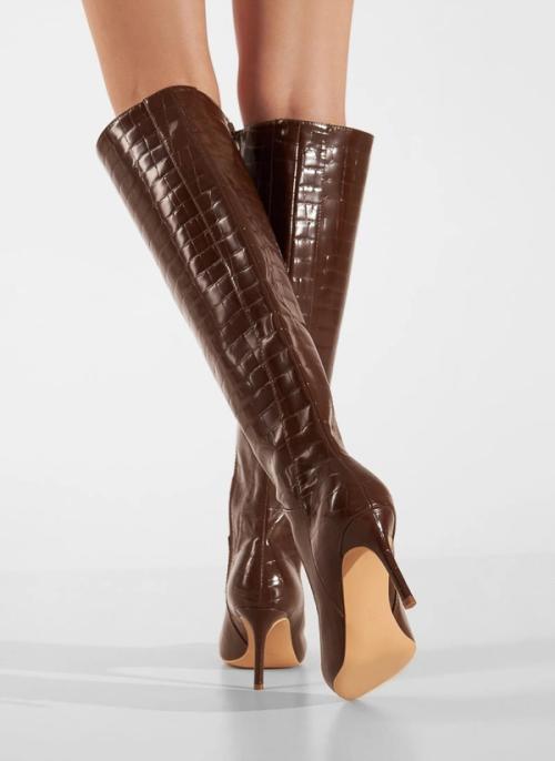 Knee-high boot on-model back view photography in studio — GoPackshot