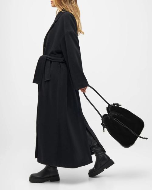 Bucket bag on-model lifestyle photography — GoPackshot studio