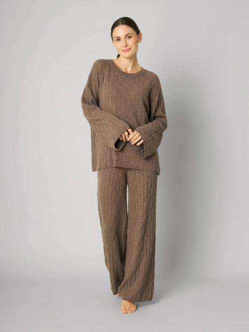 Sweater set on-model photography in studio — womenswear ecommerce GoPackshot