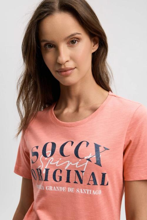 Top on-model close-up portrait photography — womenswear ecommerce GoPackshot