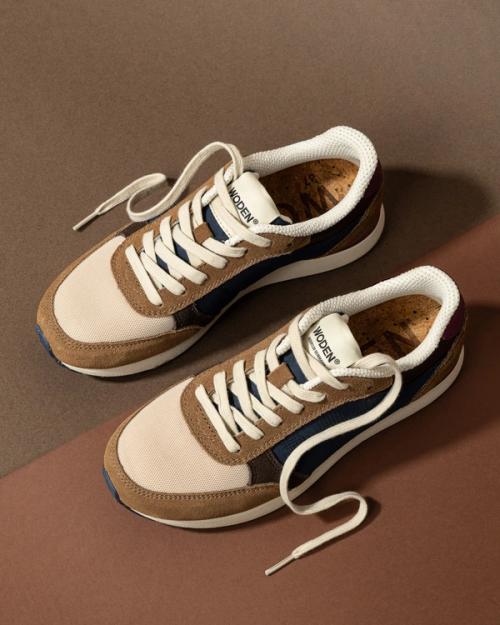 Sneaker flat lay overhead photography with insole detail — GoPackshot studio