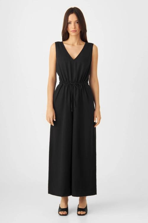 Jumpsuit on-model photography in studio — womenswear ecommerce GoPackshot