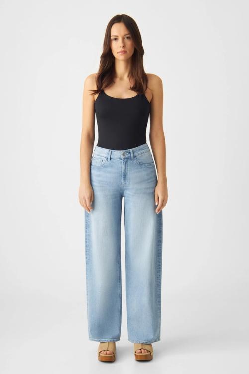 Jeans on-model womenswear photography — denim studio GoPackshot