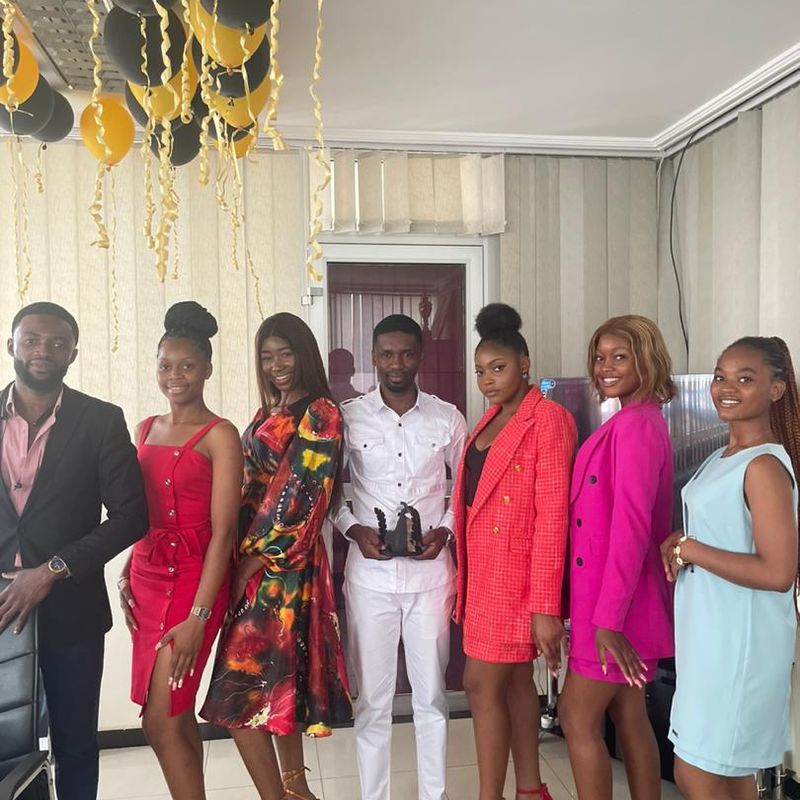 Les candidates et les coachs à la télé.