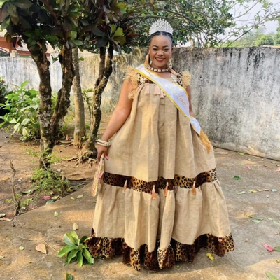 LA REINE DE LA BEAUTÉ ARRIVE