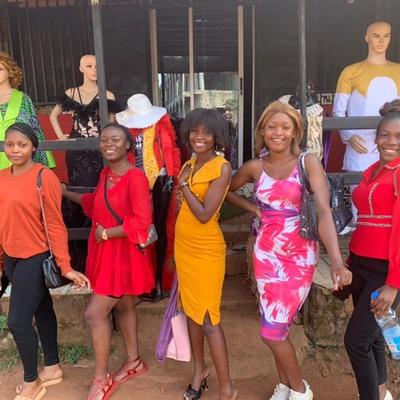 Les filles au salon de couture