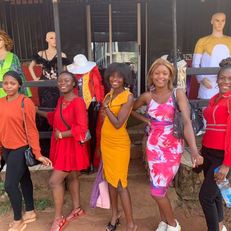 Les filles au salon de couture