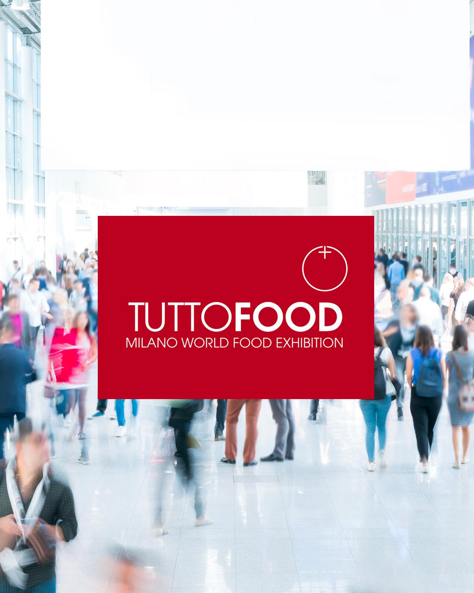 logo-di-tuttofood-con-persone-che-camminano-nel-padiglione-della-fiera