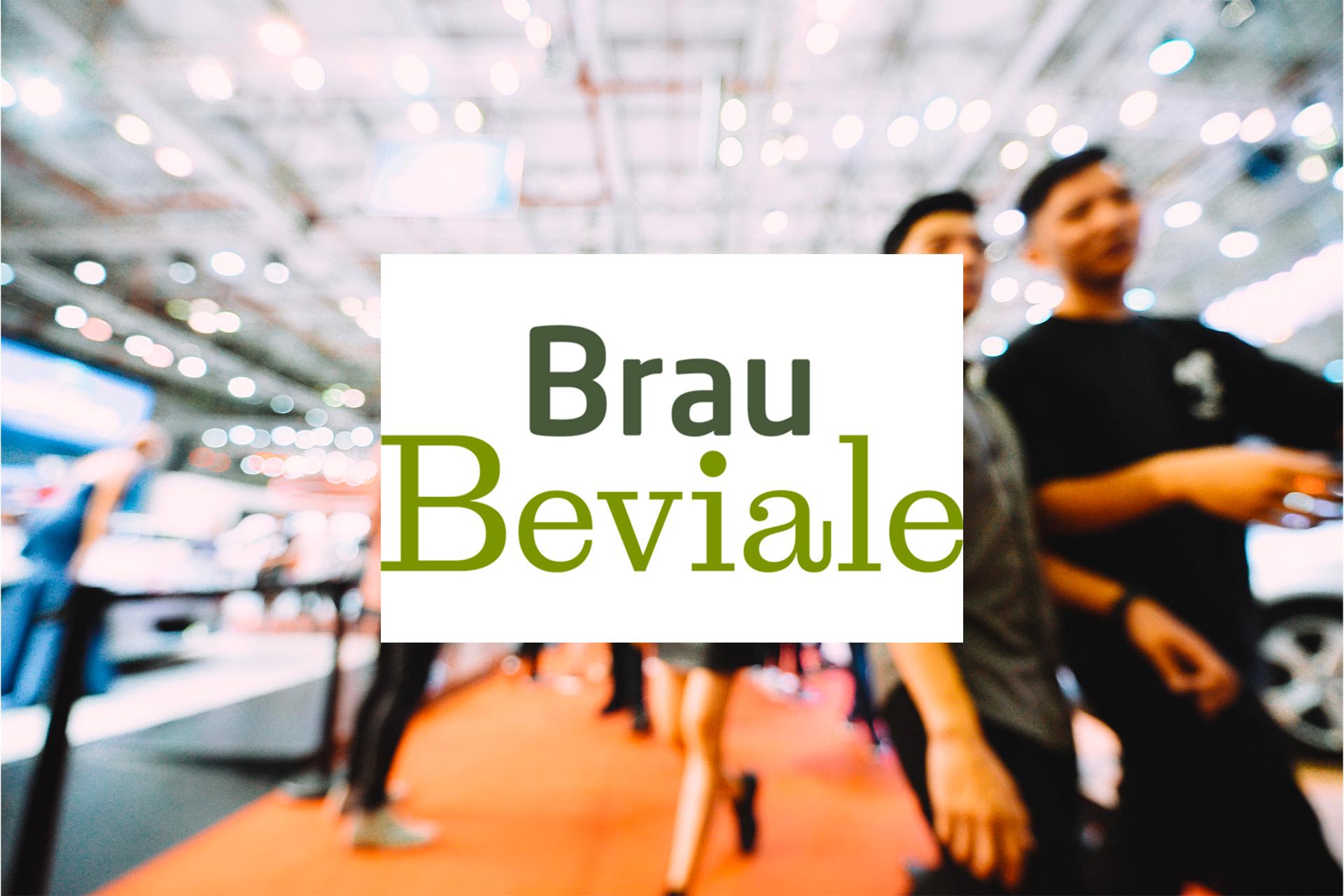 logo-brau-beviale-su-sfondo-sfocato-di-una-fiera-con-persone