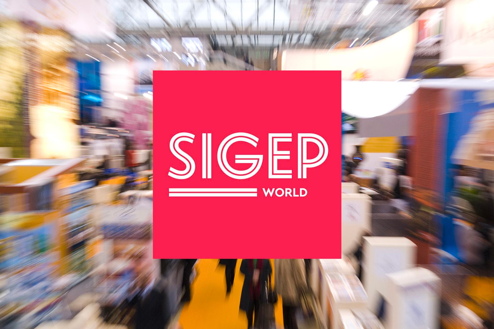 logo-sigep-world-con-sfondo-sfocato-del-padiglione-fieristico-con-effetto-mosso