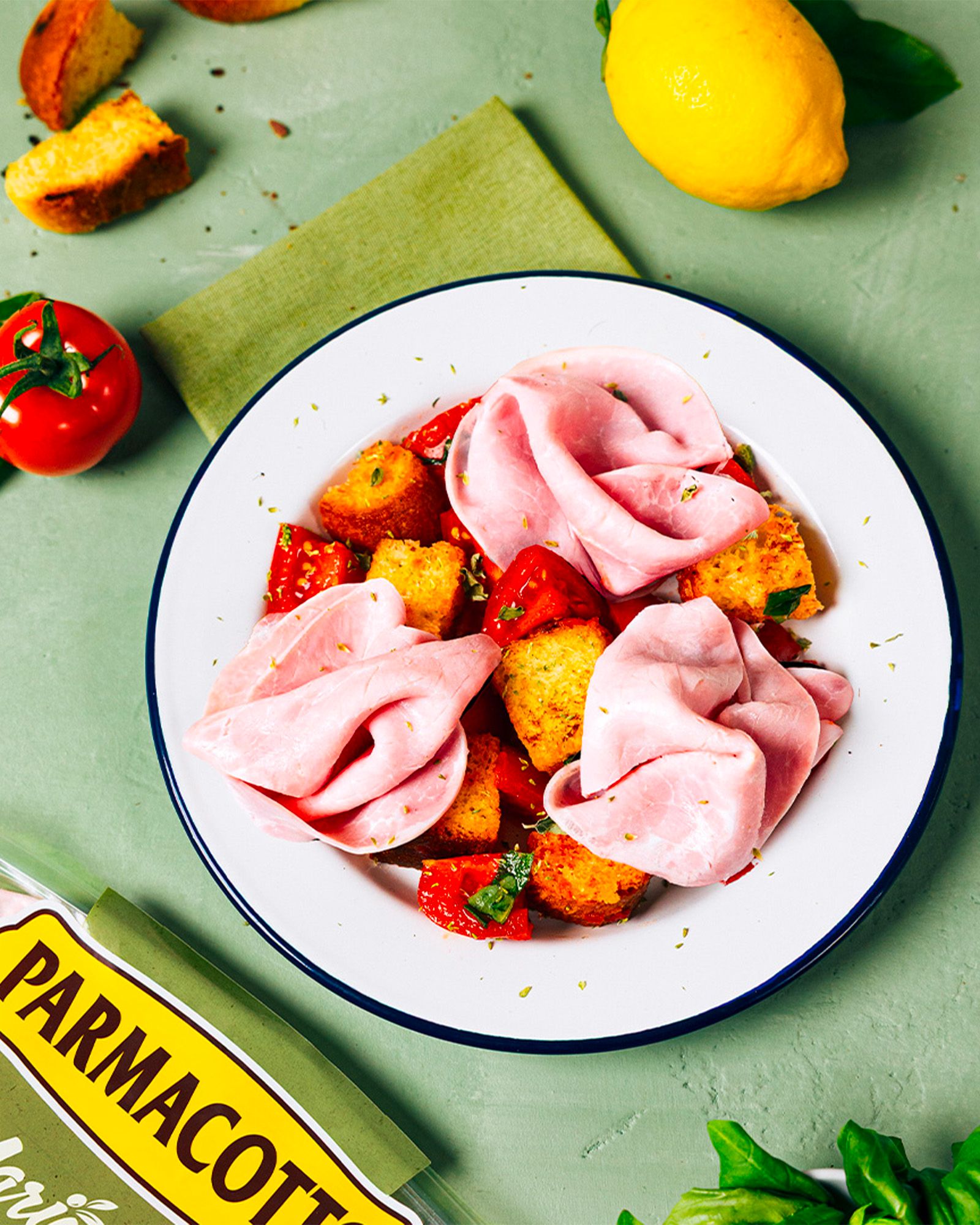 insalata-panzanella-con-prosciutto-cotto-parmacotto-pomodorini-crostini-limone-e-basilico-su-piatto-bianco