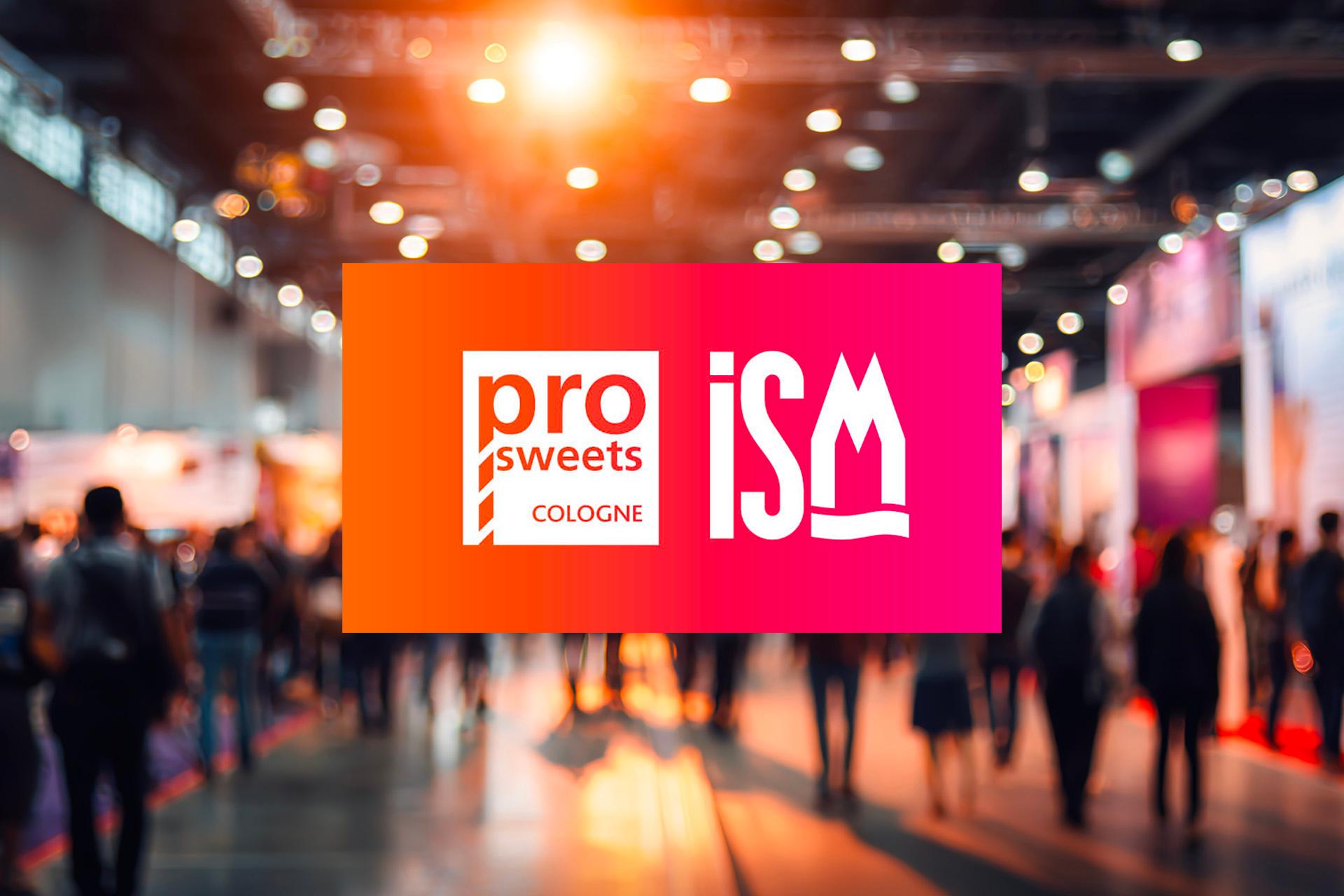 logo-pro-sweets-cologne-e-ism-su-sfondo-sfocato-di-una-fiera-con-persone