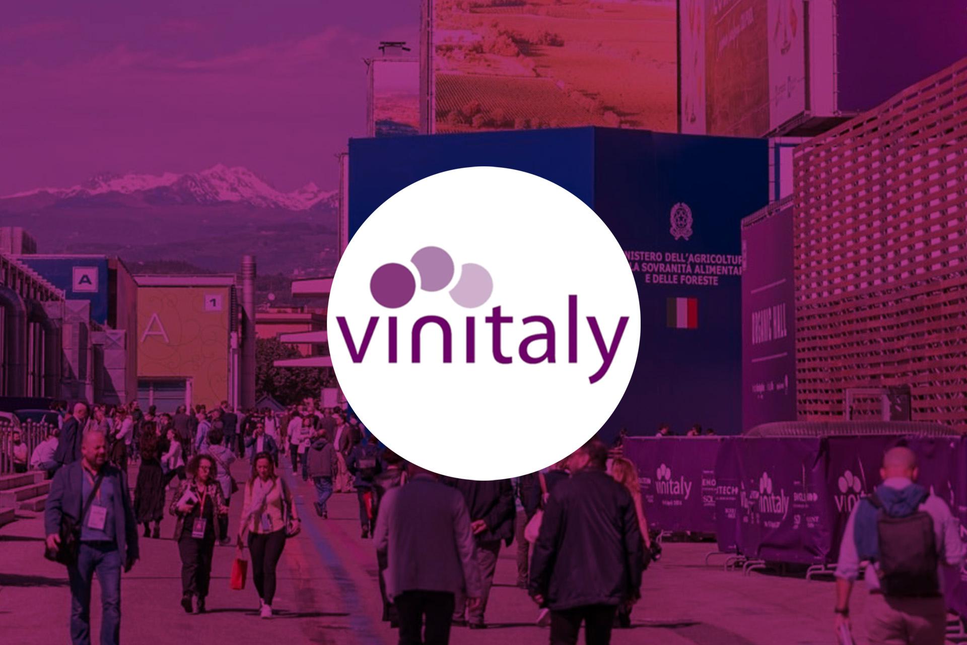 logo-di-vinitaly-con-persone-che-camminano-alla-fiera