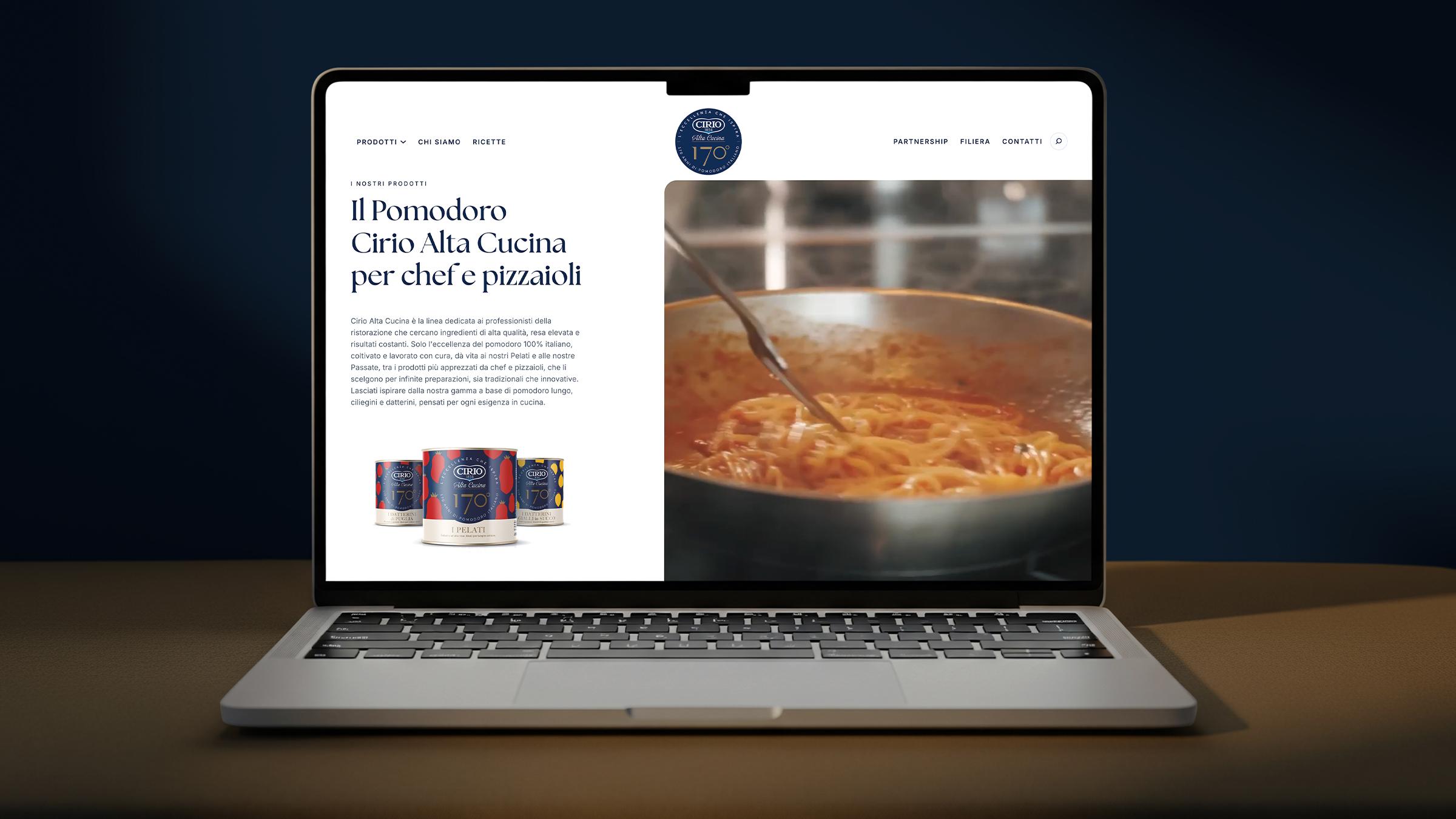 un-laptop-aperto-che-mostra-una-pagina-del-sito-web-cirio-alta-cucina-su-uno-sfondo-blu-scuro-e-marrone-il-sito-web-presenta-il-titolo-il-pomodoro-cirio-alta-cucina-per-chef-e-pizzaioli-con-un-testo-descrittivo-e-immagini-di-lattine-di-pomodoro-a-sinistra-a-destra-c'è-un'immagine-di-una-pentola-con-pasta-al-sugo-il-logo-del-170°-anniversario-di-cirio-è-visibile-in-alto-al-centro