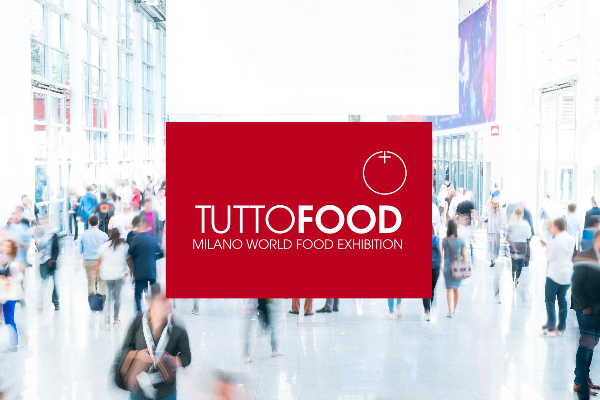 logo-di-tuttofood-con-persone-che-camminano-nel-padiglione-della-fiera