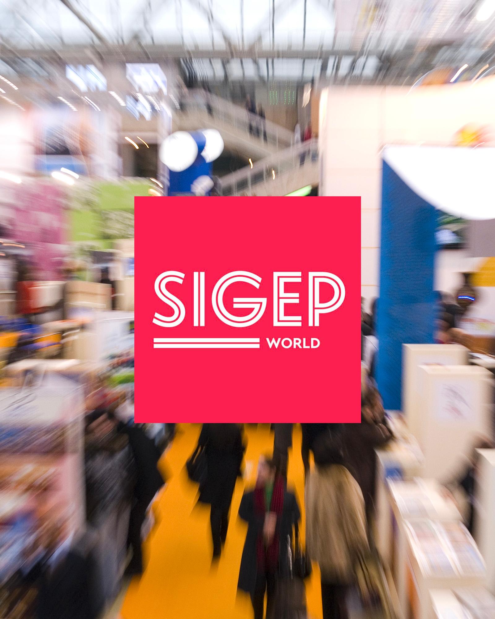 logo-sigep-world-con-sfondo-sfocato-del-padiglione-fieristico-con-effetto-mosso