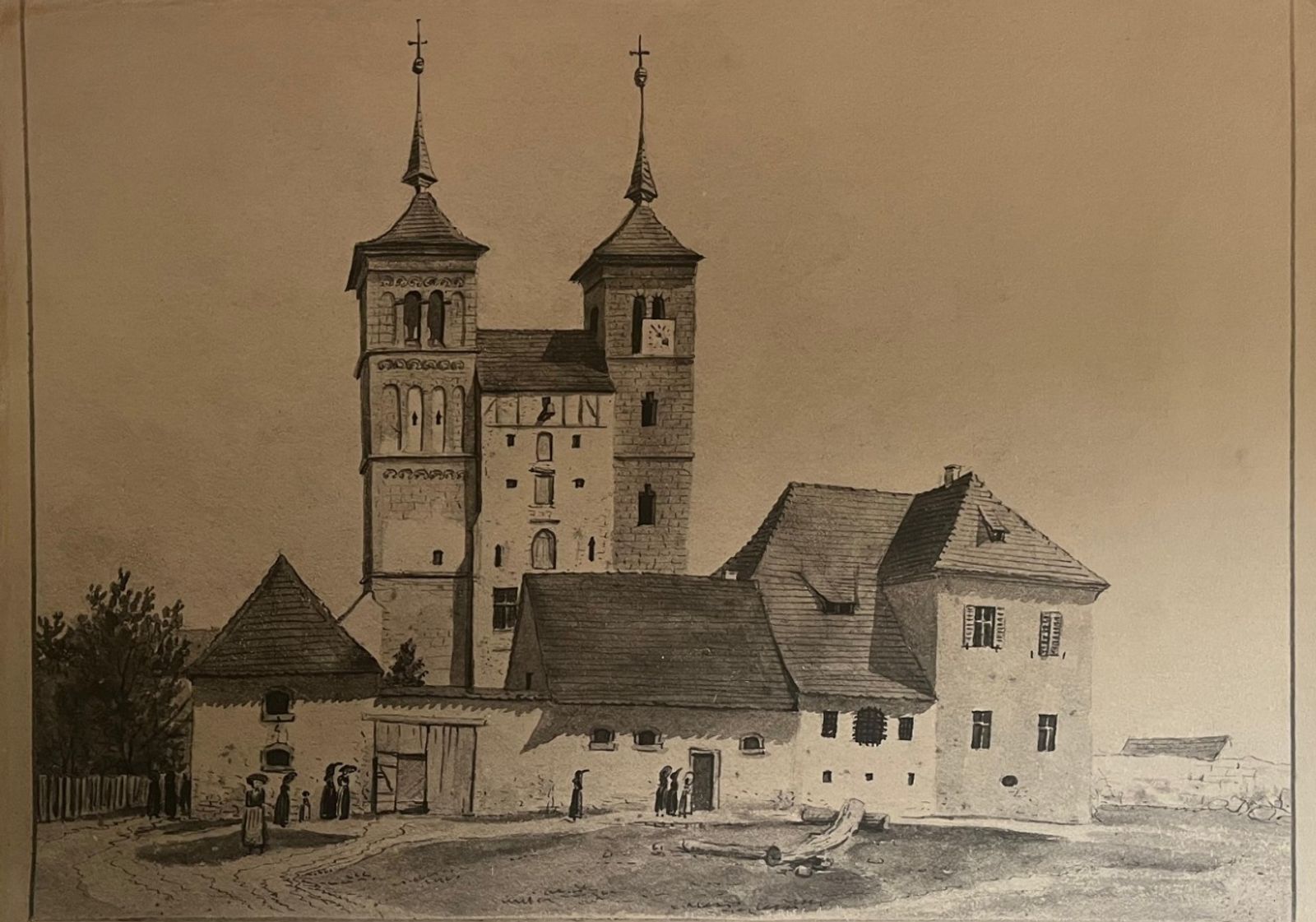 Gerahmte historische Zeichnung an der Wand des Gastraums: die Klosterkirche Auhausen mit zwei Türmen und den Wirtschaftsgebäuden, davor Menschen in Tracht auf dem Weg.