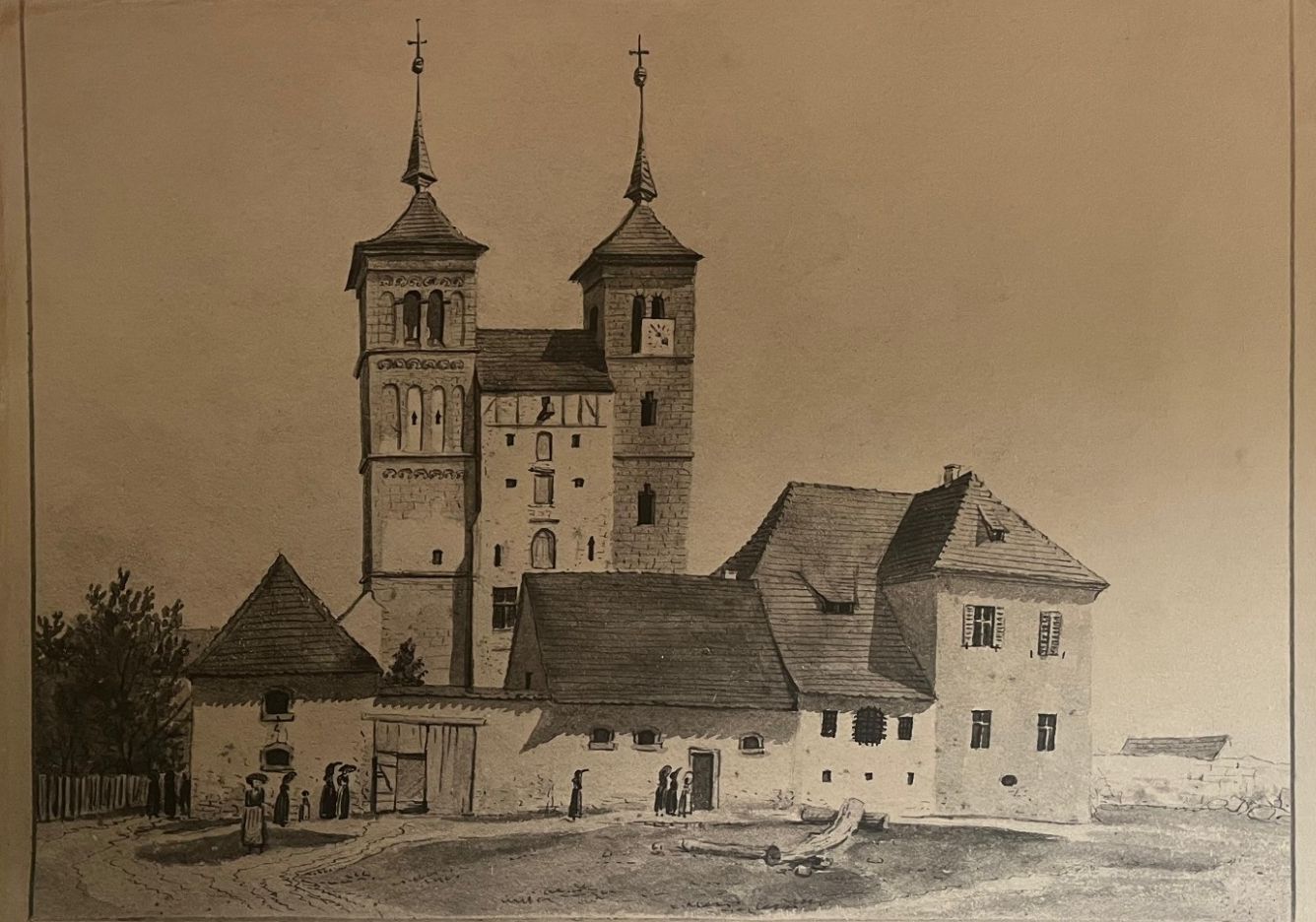 Gerahmte historische Zeichnung an der Wand des Gastraums: die Klosterkirche Auhausen mit zwei Türmen und den Wirtschaftsgebäuden, davor Menschen in Tracht auf dem Weg.