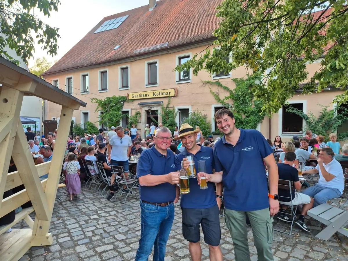 Die drei Wirte vor dem Gasthaus Kollmar in Auhausen