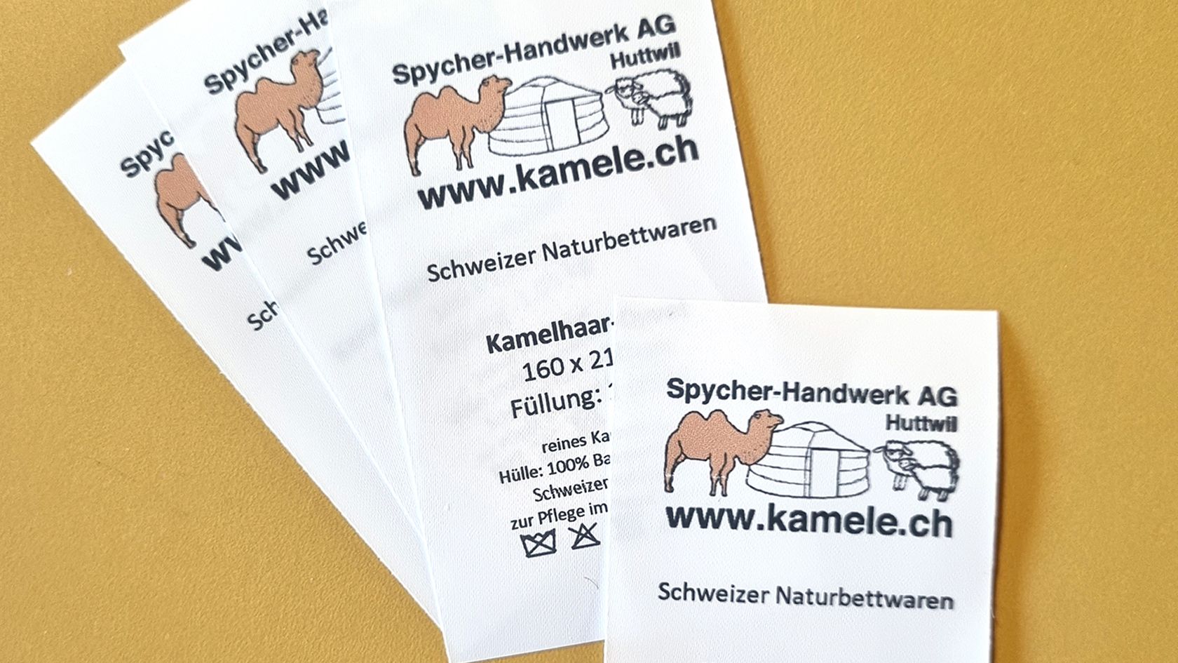 Wollprodukte bunt beschriftet mit ADES Textiletiketten